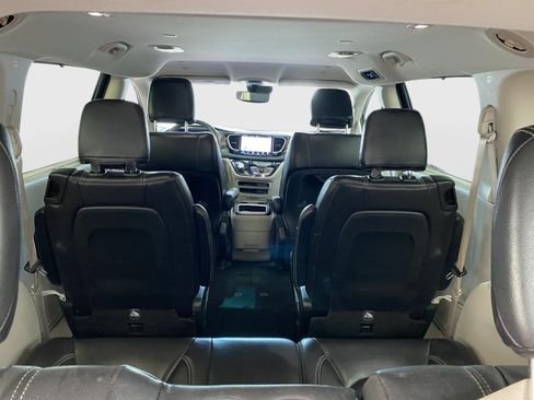 Used 2022 Chrysler Pacifica Touring-L FWD image 13