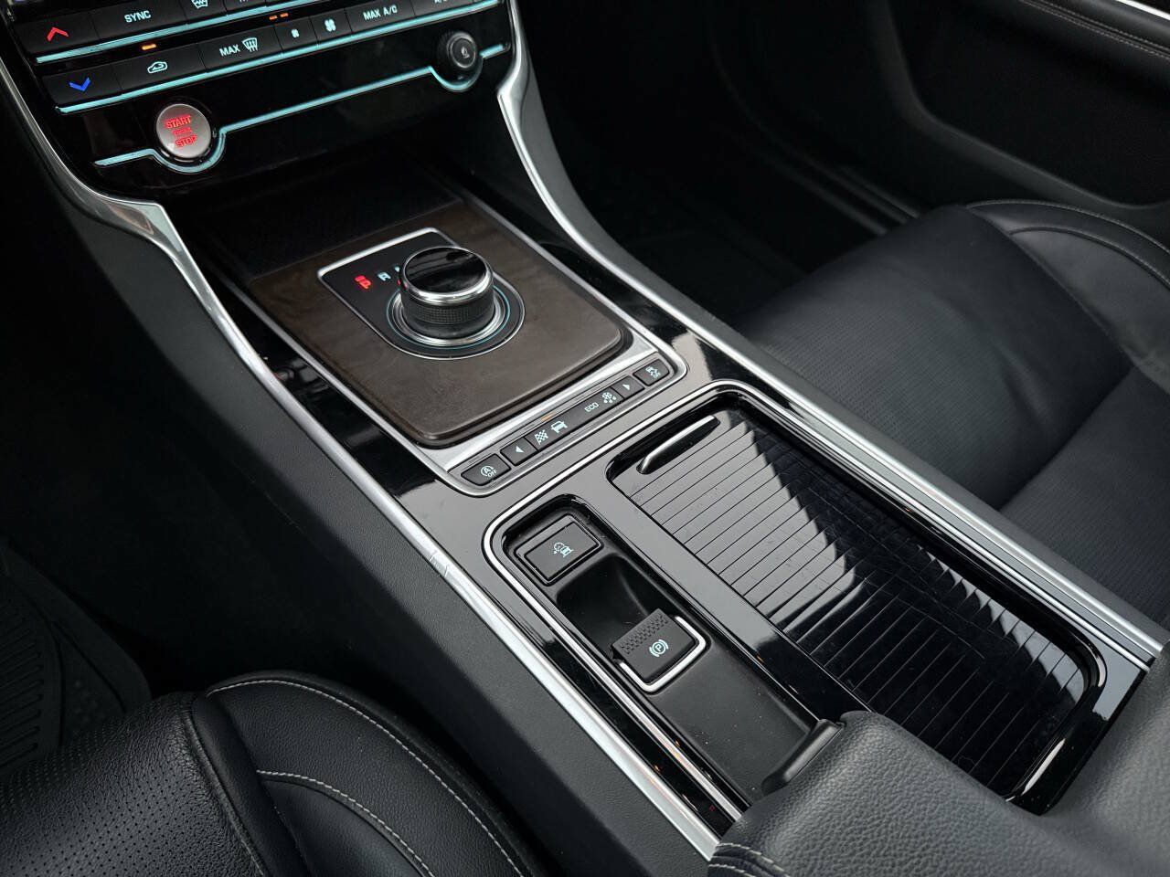 Used 2018 Jaguar XF R-Sport AWD/4WD image 31