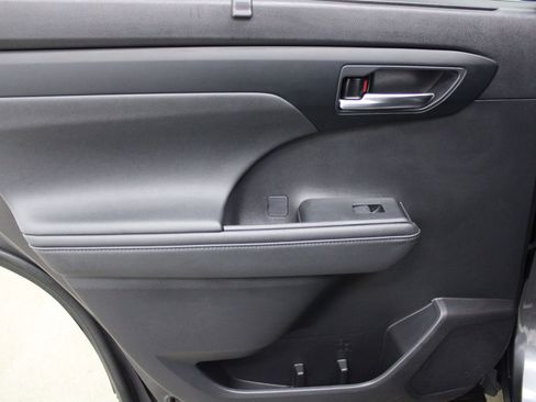 Used 2021 Toyota Highlander XLE image 19