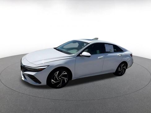 Used 2025 Hyundai Elantra SEL FWD image 6