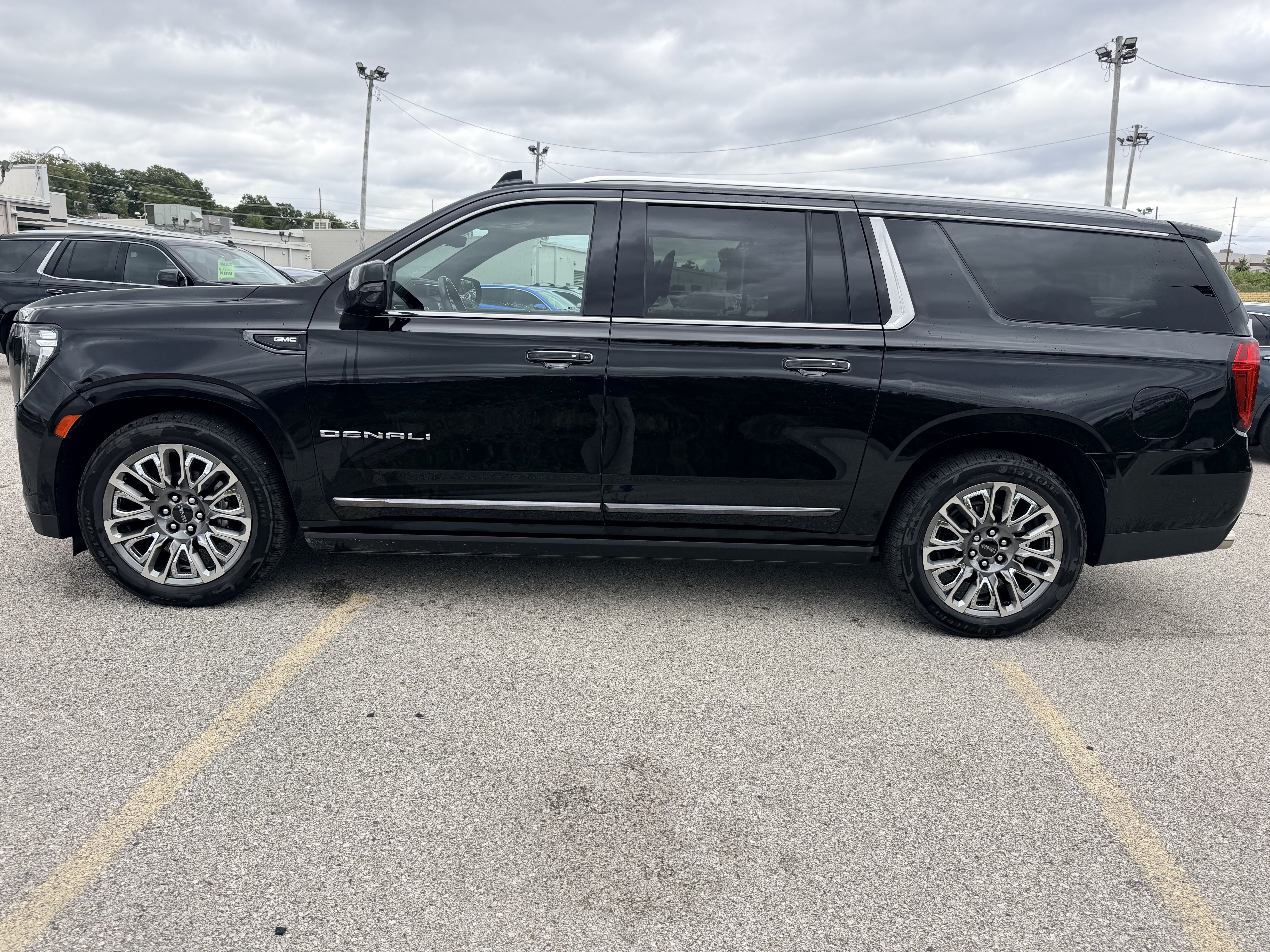Used 2023 GMC Yukon XL Denali Ultimate AWD/4WD image 4