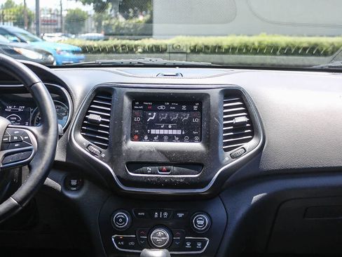 Used 2020 Jeep Cherokee Latitude Plus w/ Cold Weather Group AWD/4WD image 18