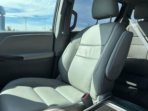 Used 2017 Toyota Sienna XLE w/ XLE Navigation Package AWD/4WD image 15