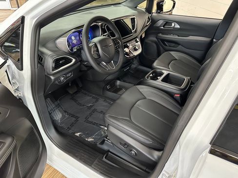 New 2026 Chrysler Pacifica Select image 9