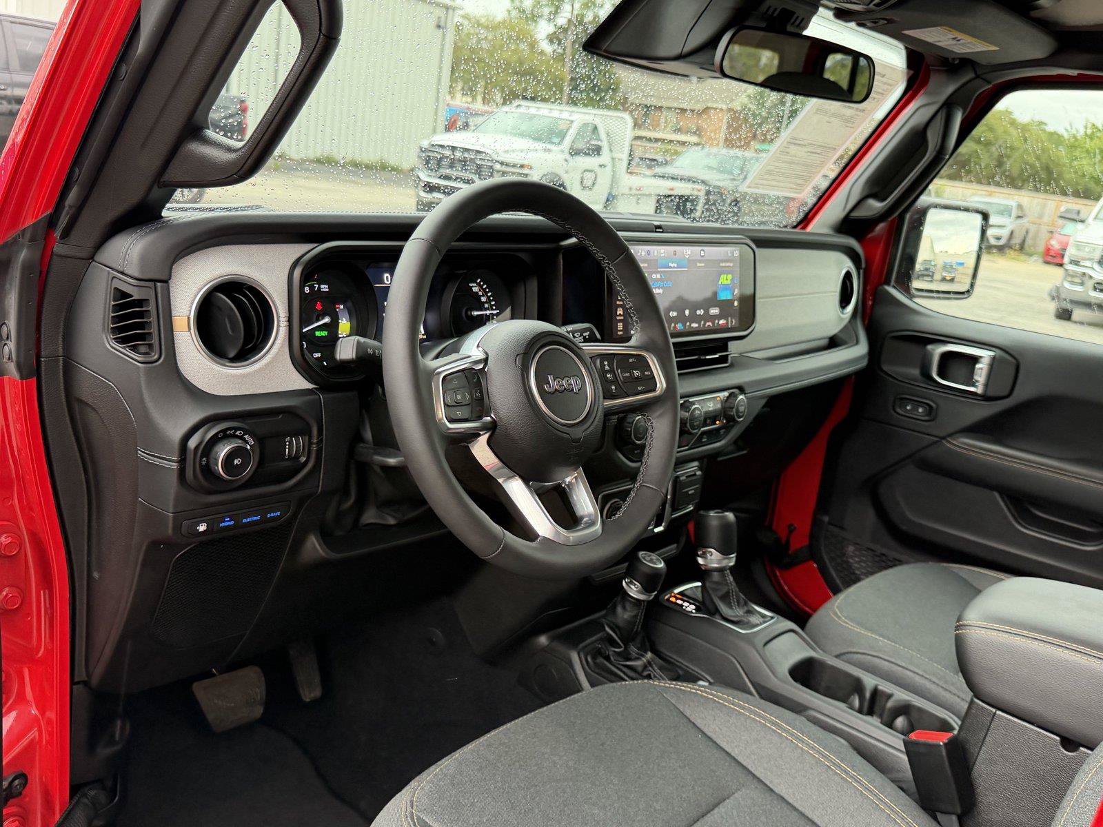 Used 2025 Jeep Wrangler Unlimited Sahara AWD/4WD image 16