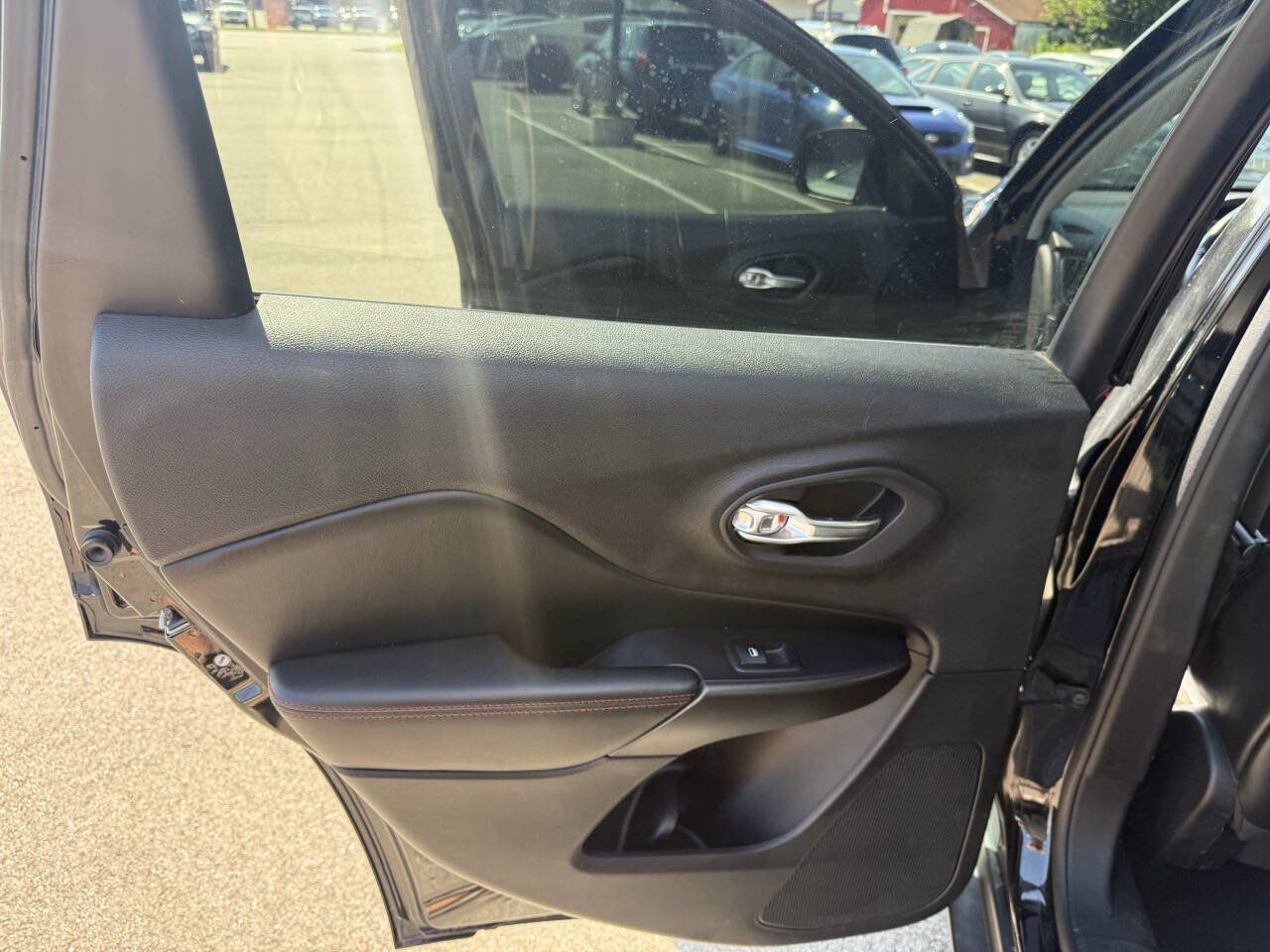 Used 2020 Jeep Cherokee Trailhawk AWD/4WD image 19