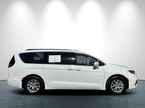 Used 2022 Chrysler Pacifica Touring-L image 3
