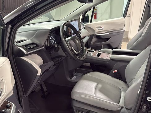 Used 2024 Toyota Sienna XLE image 12