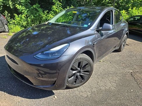 Used 2025 Tesla Model Y Long Range AWD/4WD image 3