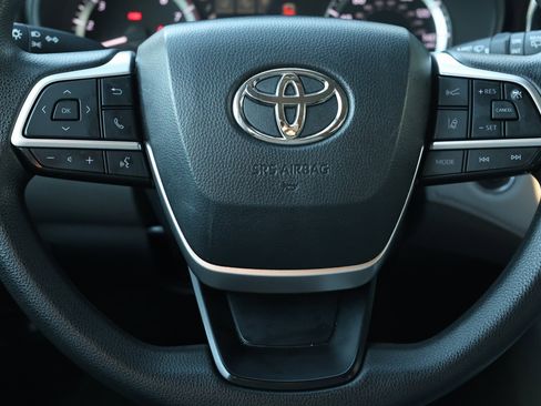 Used 2023 Toyota Highlander L image 16