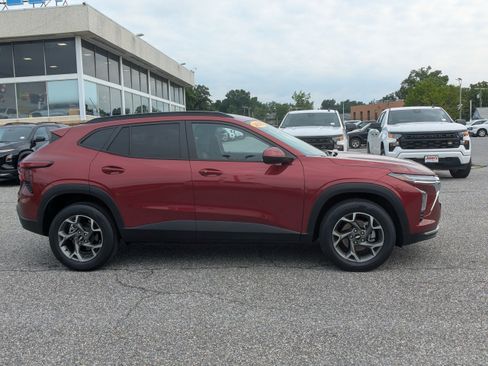 Used 2025 Chevrolet Trax LT w/ LT Convenience Package FWD image 10