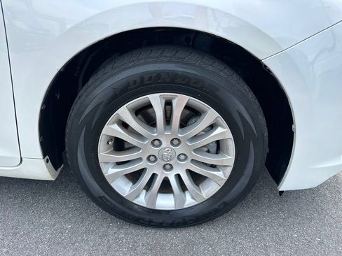 Used 2017 Toyota Sienna XLE w/ XLE Navigation Package FWD image 14