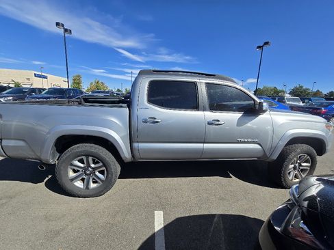 Used 2017 Toyota Tacoma Limited w/ Tow Package AWD/4WD image 18