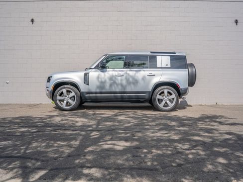 Used 2024 Land Rover Defender 110 SE AWD/4WD image 2