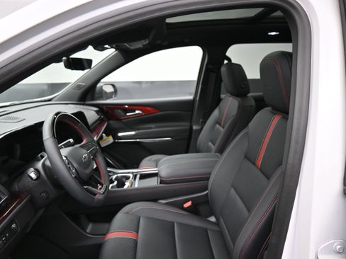Used 2025 Chevrolet Traverse RS w/ LPO, Floor Liner Package FWD image 13