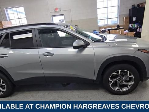 Used 2024 Chevrolet Trax LT w/ Driver Confidence Package FWD image 11