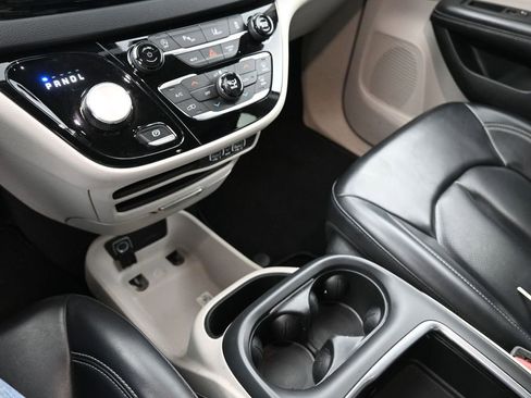 Used 2023 Chrysler Pacifica Touring-L image 33