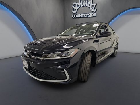 Used 2025 Volkswagen Jetta SE w/ Sunroof Package FWD image 8