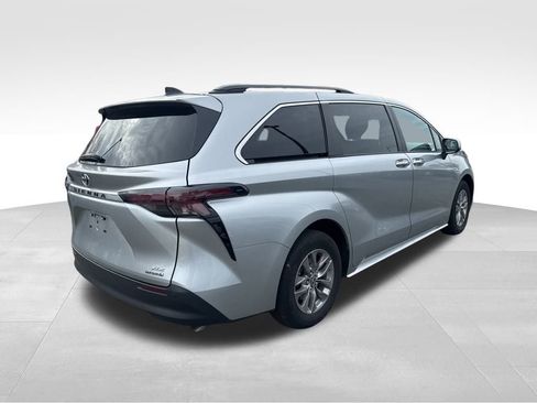 Used 2024 Toyota Sienna XLE image 5