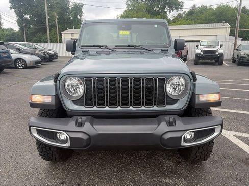 Used 2025 Jeep Gladiator Sport AWD/4WD image 2