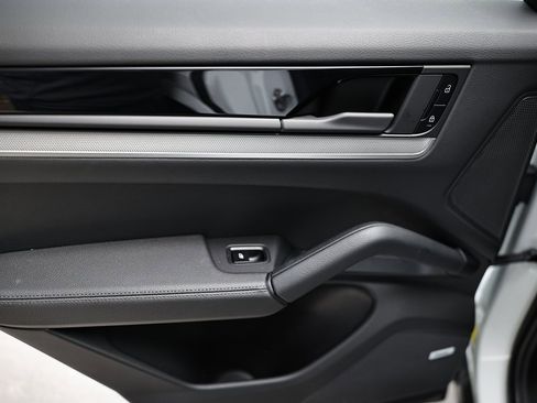 Certified 2025 Porsche Cayenne image 23