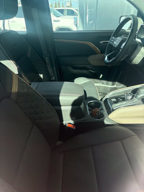 Used 2025 GMC Canyon Denali AWD/4WD image 11
