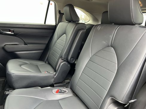 Used 2020 Toyota Highlander XLE image 33