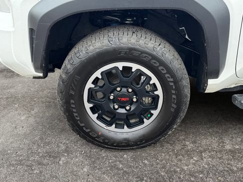 Used 2025 Toyota Tacoma TRD Off-Road AWD/4WD image 13