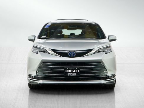 Used 2025 Toyota Sienna Platinum AWD/4WD image 9