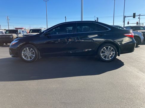 Used 2017 Toyota Camry SE image 4