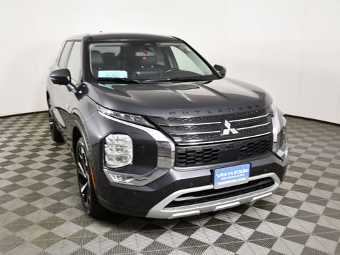Used 2025 Mitsubishi Outlander SE AWD/4WD image 3