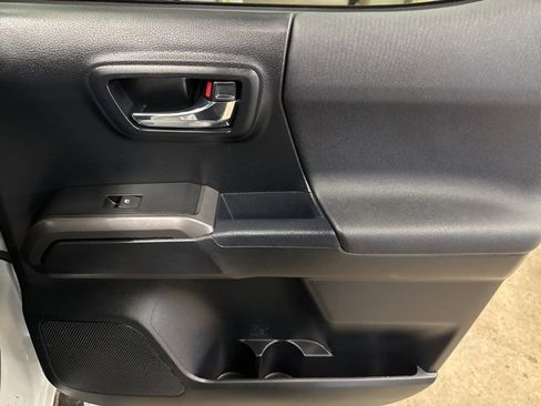 Used 2016 Toyota Tacoma TRD Sport image 23