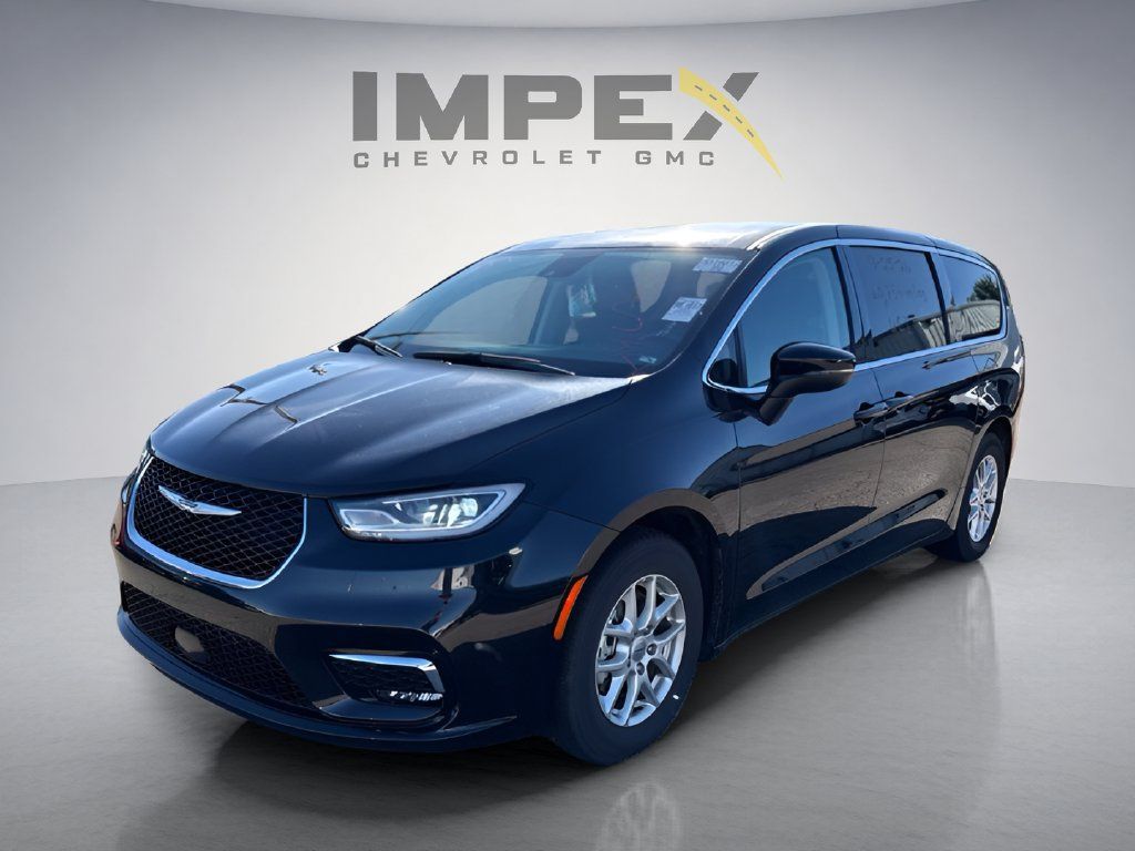 Used 2023 Chrysler Pacifica Touring-L FWD image 1