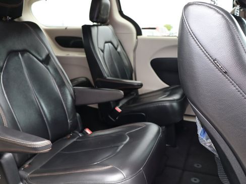 Used 2017 Chrysler Pacifica Touring-L FWD image 11