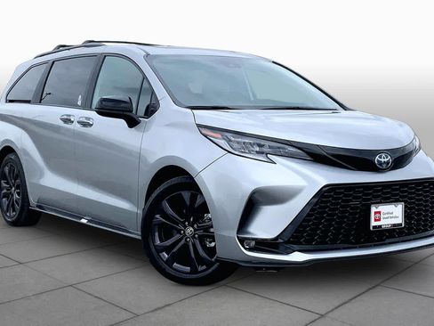 Used 2025 Toyota Sienna XSE w/ XSE Plus Package FWD image 3