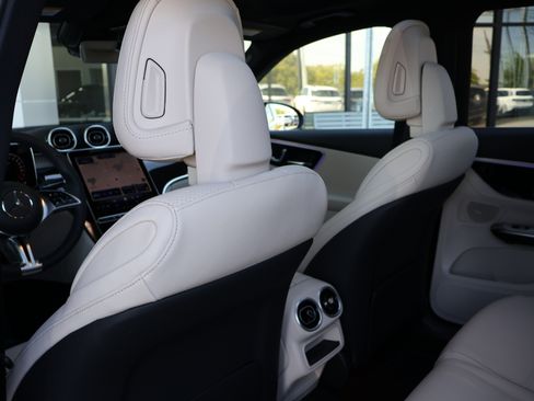 Used 2025 Mercedes-Benz GLC 350e 4MATIC image 19