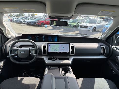 Certified 2025 Ford Expedition Active image 24