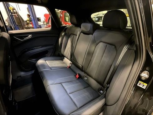 Used 2025 Audi Q4 e-tron Premium Plus w/ Premium Plus image 26