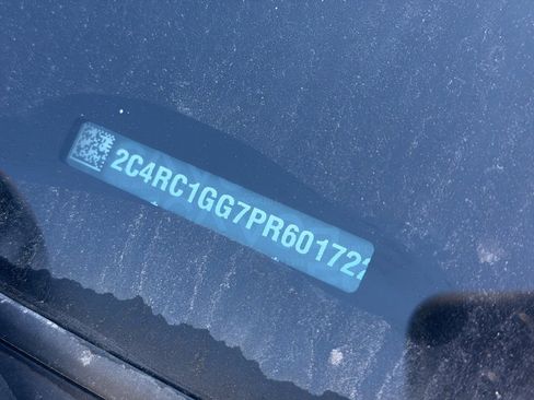 Used 2023 Chrysler Pacifica Limited image 2