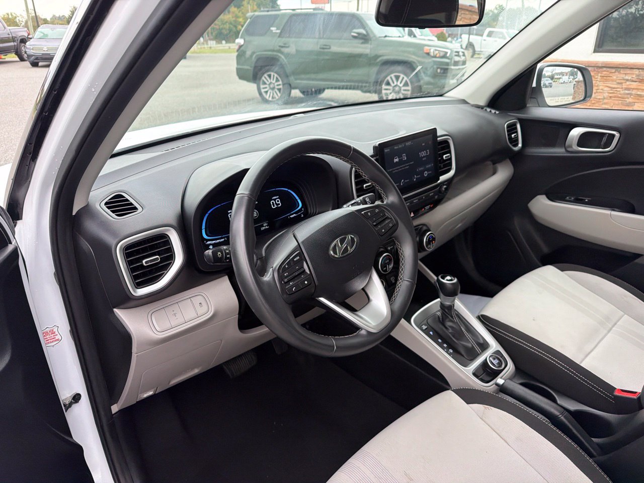 Used 2025 Hyundai Venue SEL FWD image 4