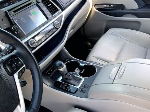 Used 2018 Toyota Highlander XLE FWD image 16