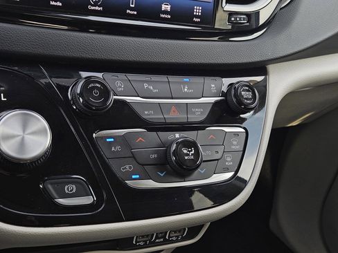 Used 2023 Chrysler Pacifica Touring-L image 23