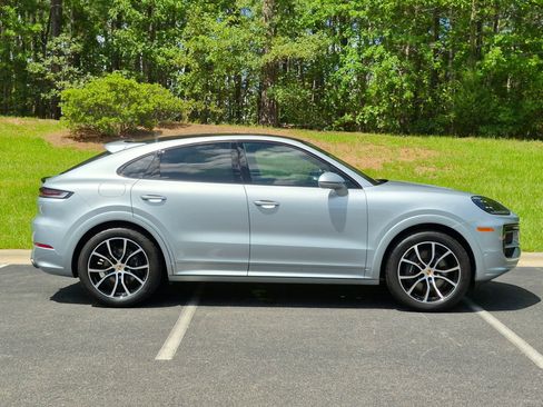 Certified 2026 Porsche Cayenne GTS AWD/4WD image 33