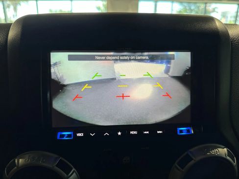 Used 2017 Jeep Wrangler Unlimited Rubicon w/ Connectivity Group image 23