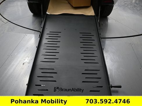 Used 2024 Chrysler Pacifica Touring-L image 3