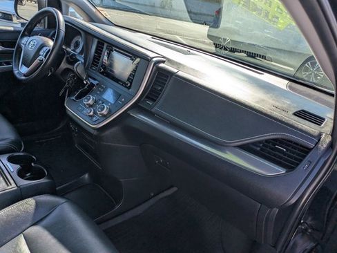 Used 2020 Toyota Sienna SE w/ Carpet Mat Package image 6