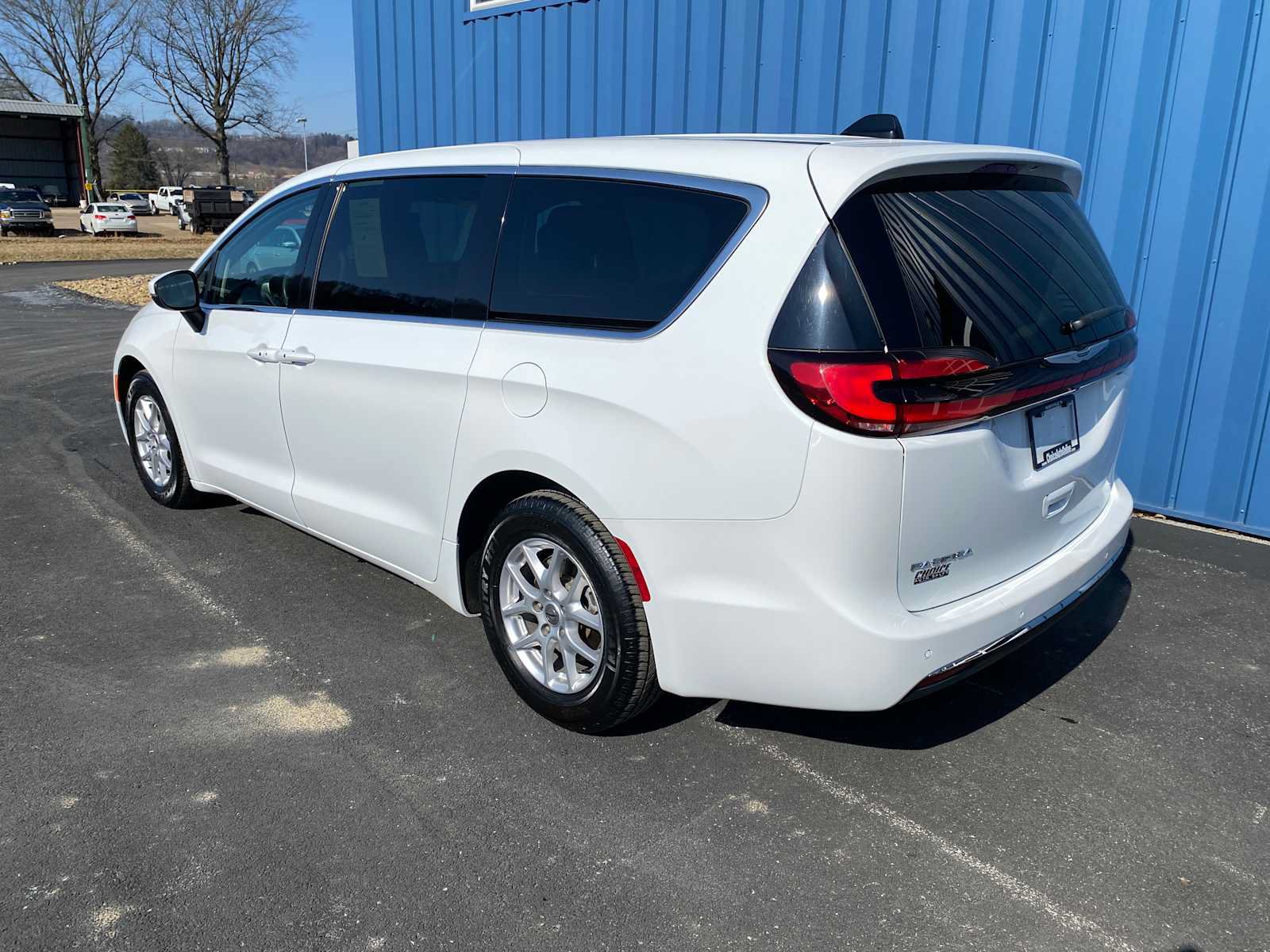 Used 2023 Chrysler Pacifica Touring-L FWD image 3