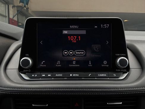 Used 2025 Nissan Rogue SV AWD/4WD image 28