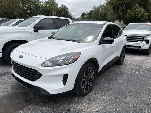 Used 2022 Ford Escape SE w/ SE Sport Appearance Package image 3