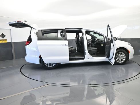 New 2026 Chrysler Pacifica Select image 70